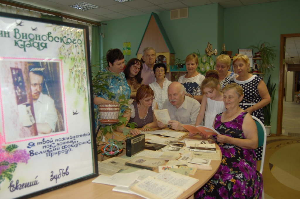 Раиса Круглова передает архив поэта Центральной библиотеке